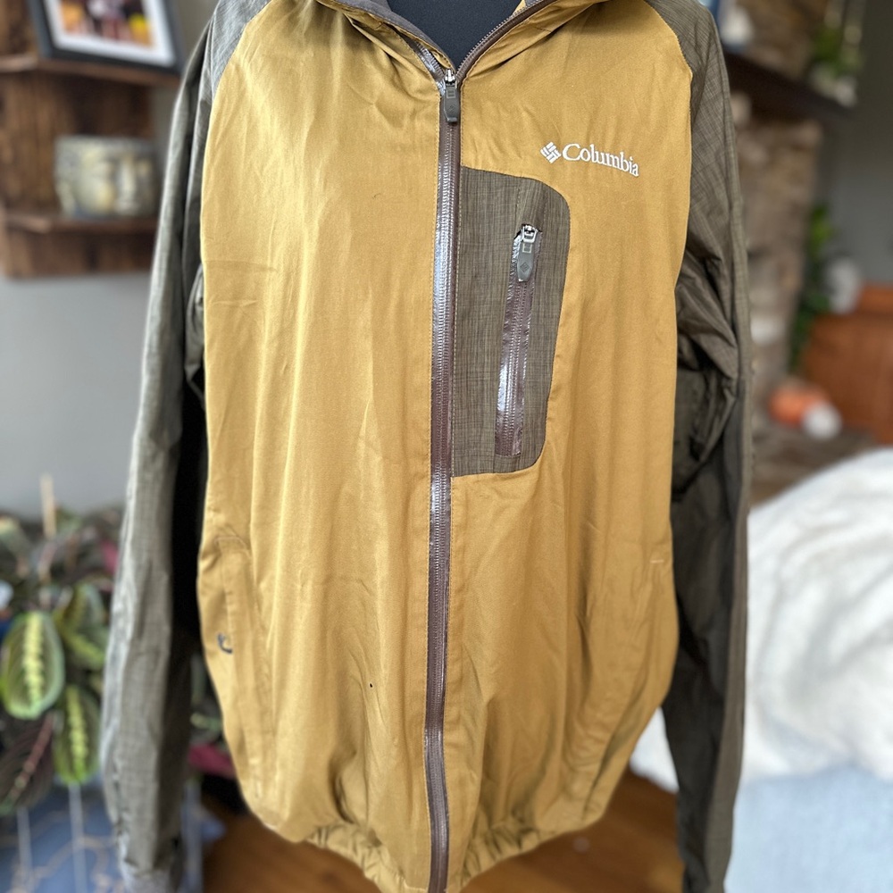 Columbia Men's Mustard and Olive Windbreaker